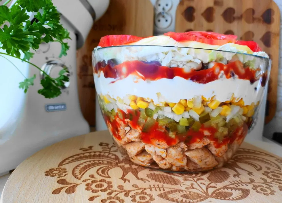 sałatka gyros w indywidualnych porcjach na imprezie