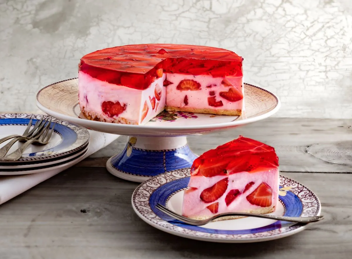 śmietanowiec z owocami dekoracja