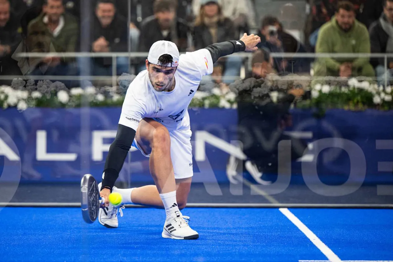 Tennisspieler im Winteroutfit auf dem Platz