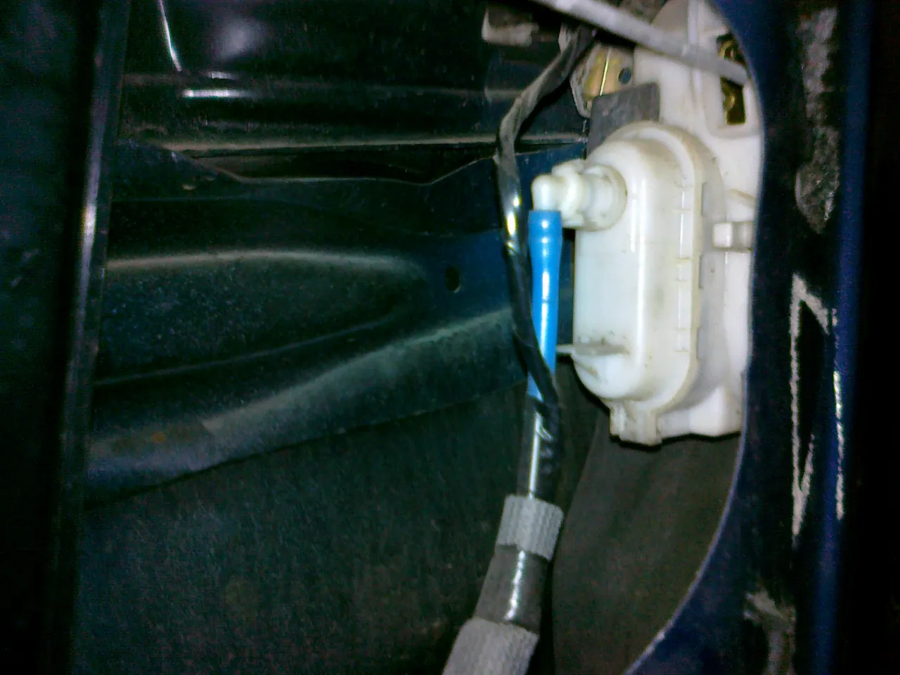 Lokalizacja pompki centralnego zamka VW Polo 6N bagażnik