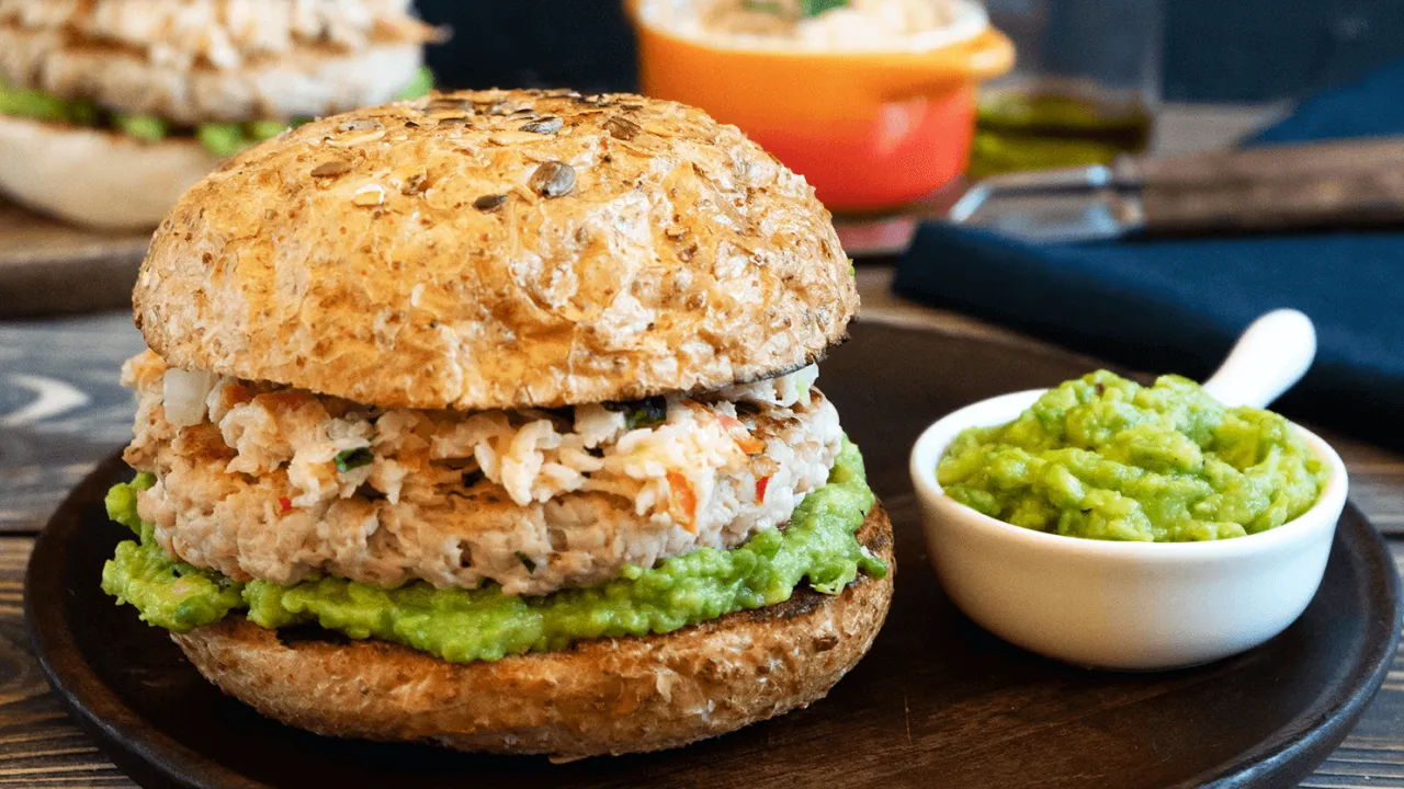 gotowy soczysty burger z indyka z dodatkami