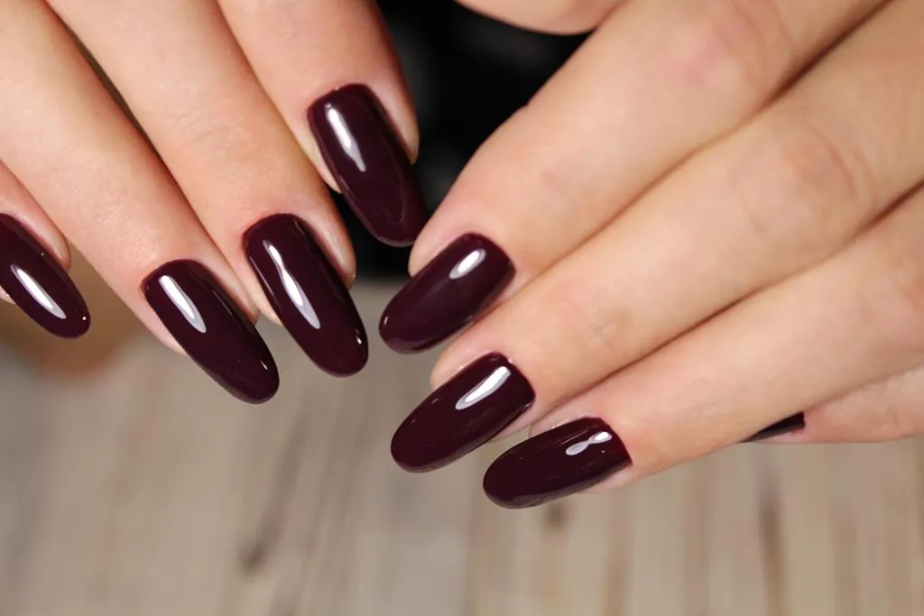 Paznokcie do czerwonej sukienki na wesele inspiracje