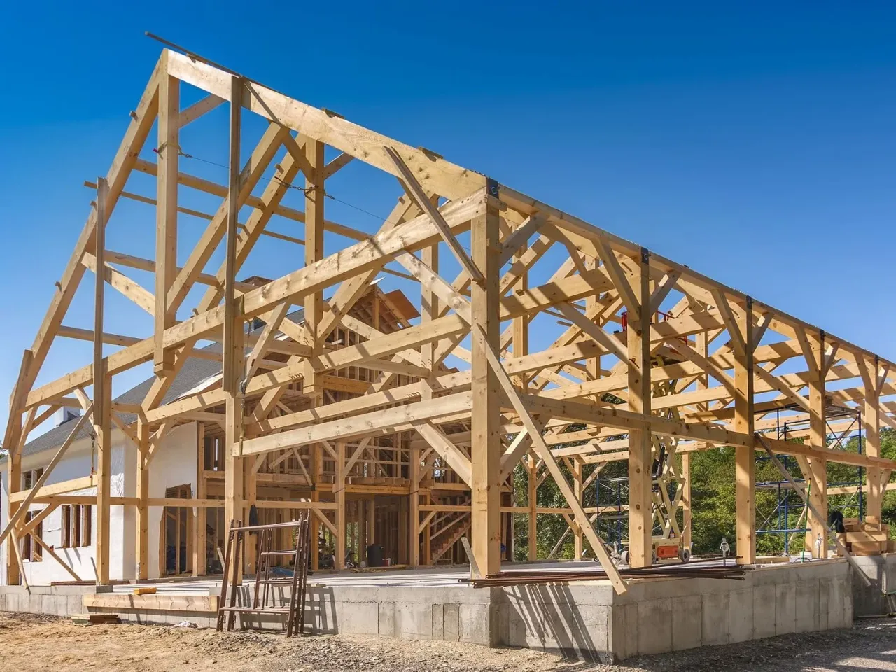 Konstrukcja domu z bali w budowie. Trudno oszacować ile m3 drewna na dom z bali, ale widać ogromną ilość materiału.