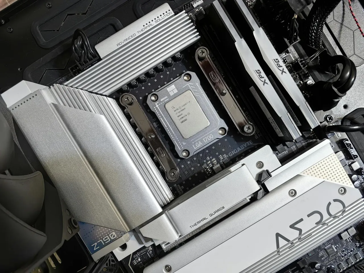 Procesor Intel Core i7 na LGA 1700 zamontowany na płycie Gigabyte Z790. Sprawdź, jak sprawdzić, czy procesor pasuje do płyty głównej.