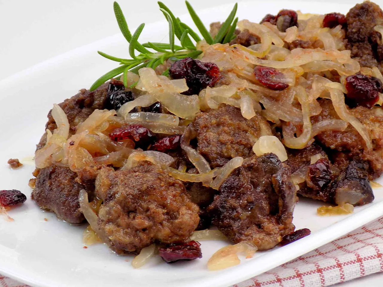 wątróbka drobiowa z jabłkami i majerankiem