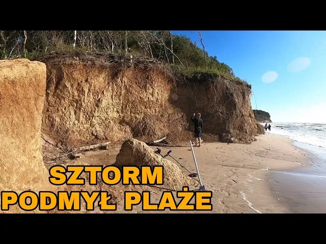 Ludzie obserwujący sztorm z bezpiecznej odległości na klifie