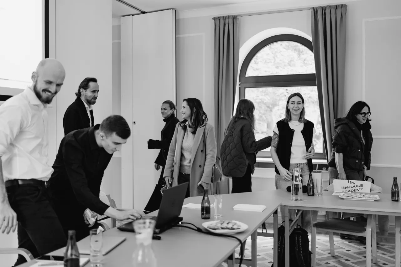 Ludzie na spotkaniu, dyskutują o tym, jak zostać prawnikiem bez aplikacji.