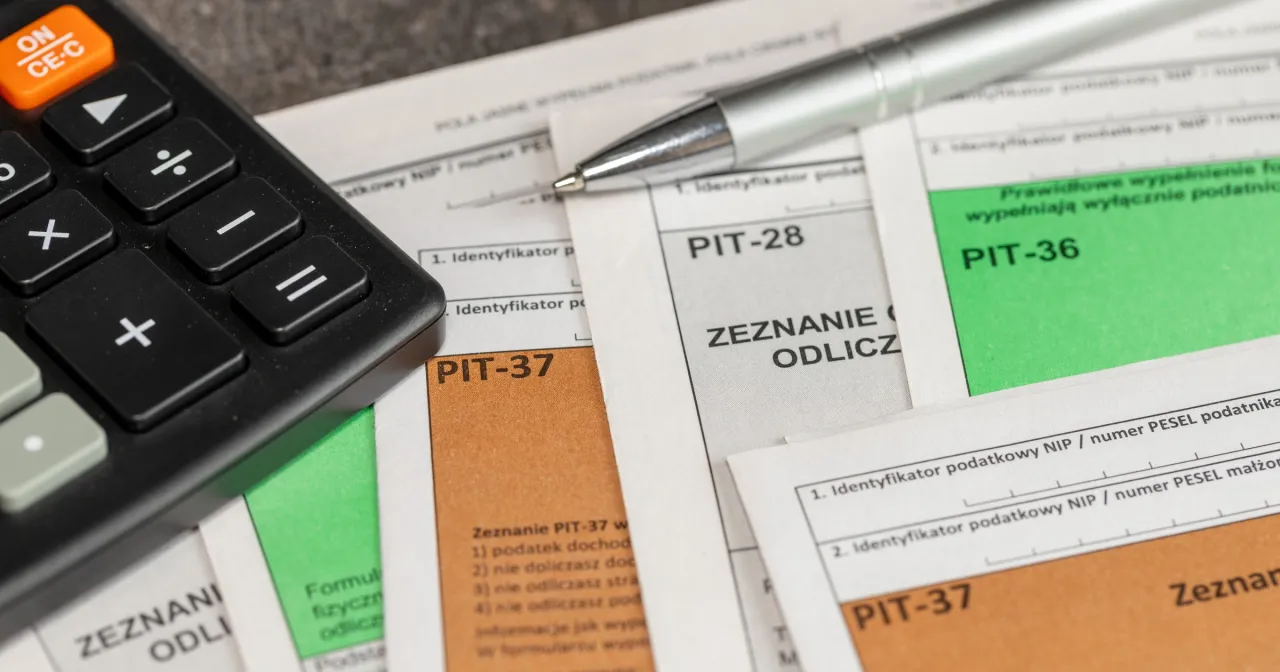 Osoba starsza przeglądająca dokumenty PIT z lekami