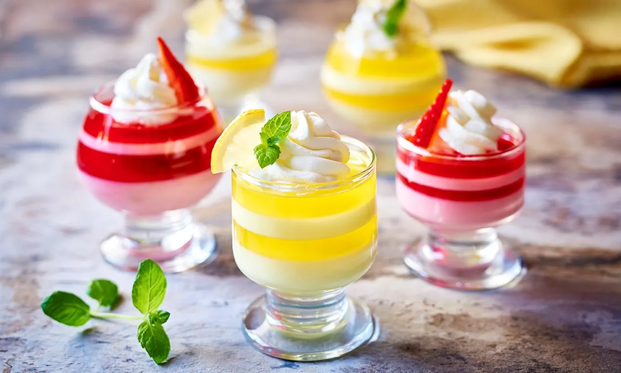 galaretka w kubeczku ze sklepu, domowa galaretka z owocami