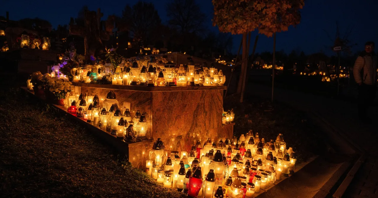 Polski cmentarz w dzień Wszystkich Świętych, mnóstwo zniczy i ludzi