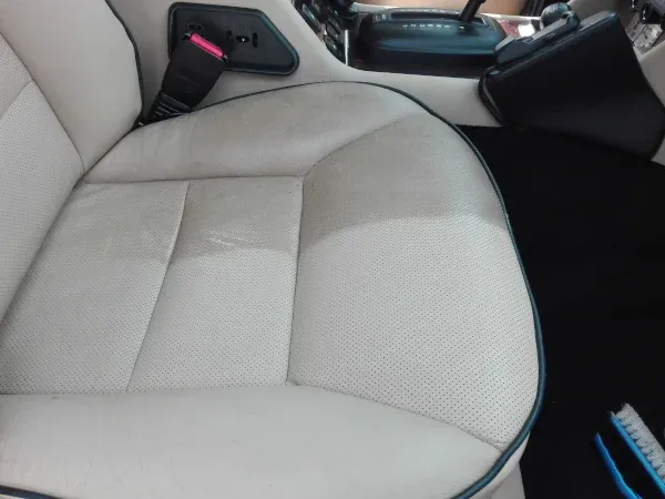 czyszczenie sk&oacute;rzanej tapicerki samochodowej domowymi sposobami