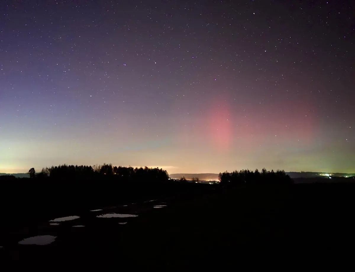 zdjęcie zorzy polarnej wykonane telefonem