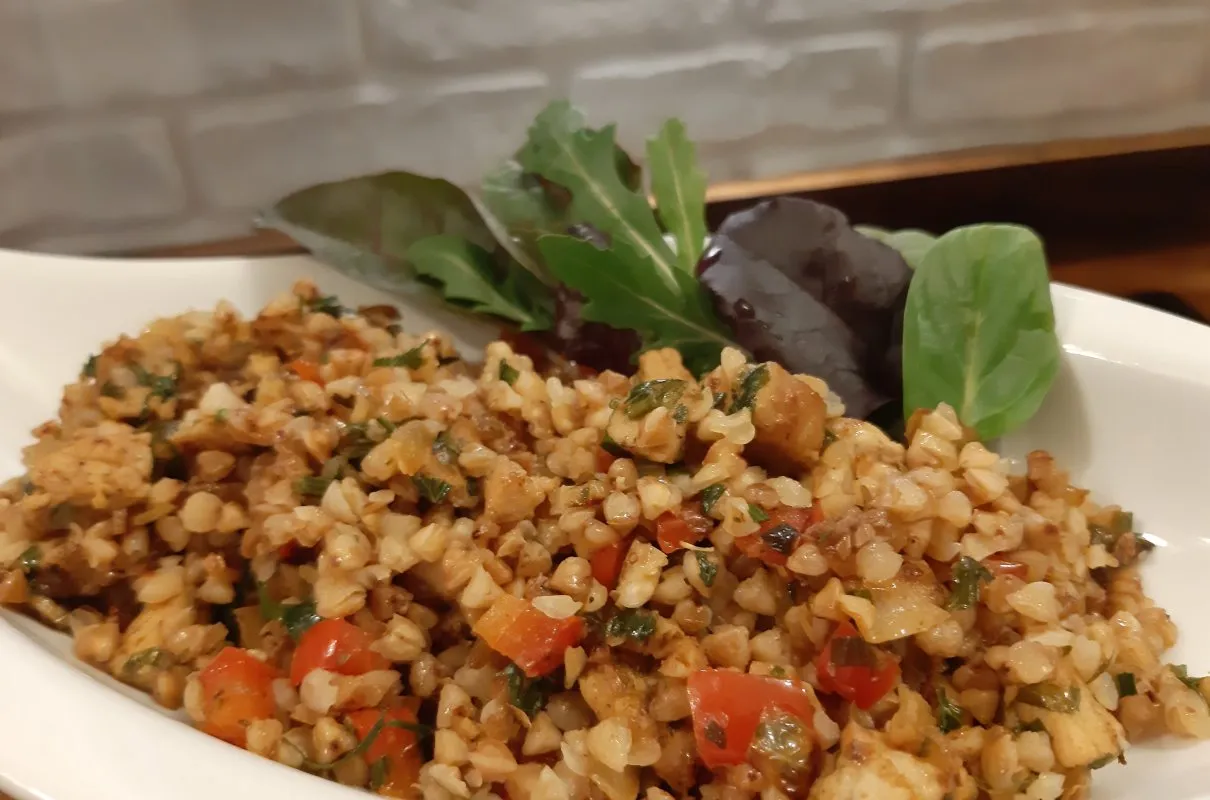 r&oacute;żnorodne dania z kaszy gryczanej