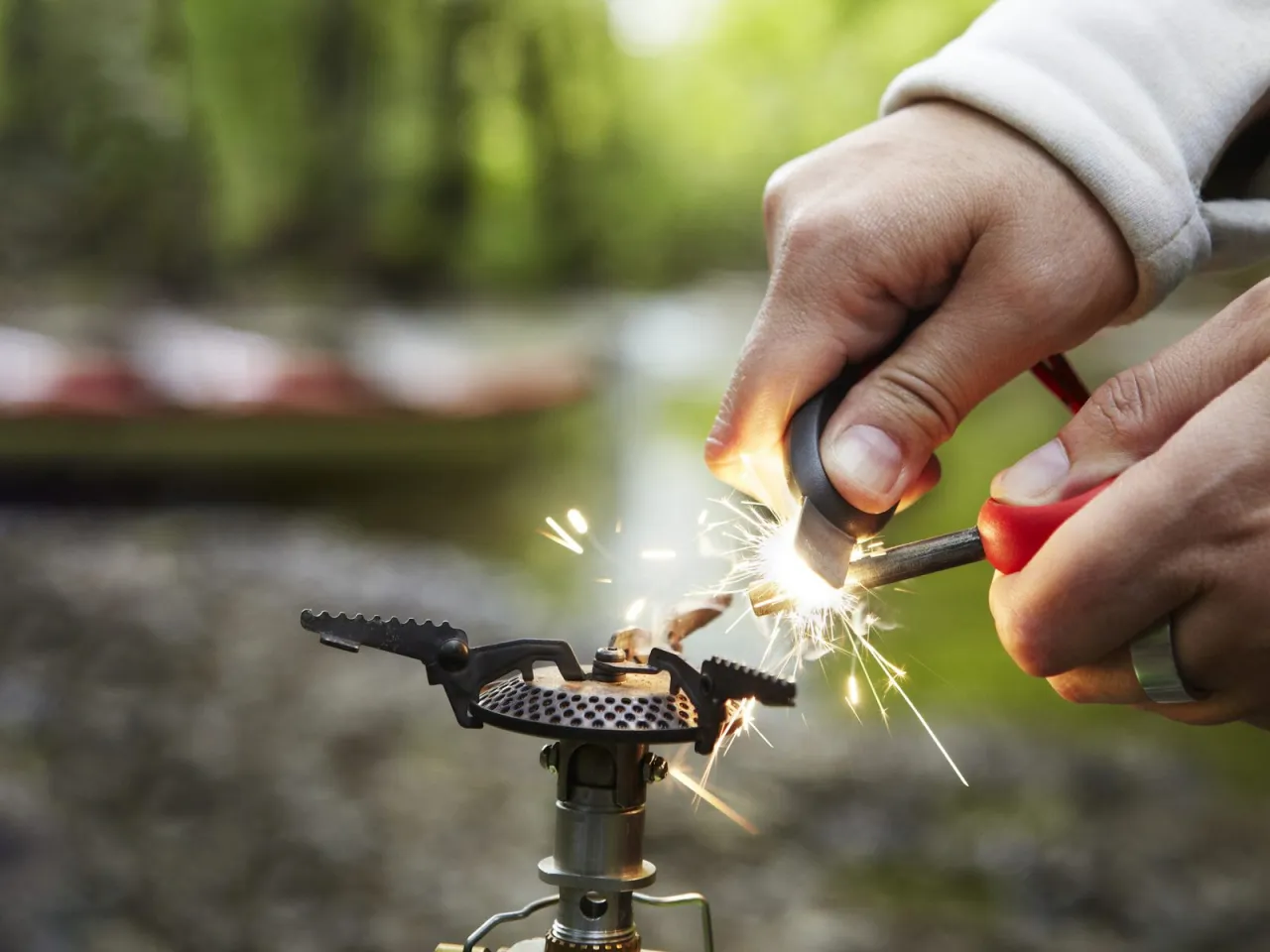 Przygotowanie drewna na ognisko