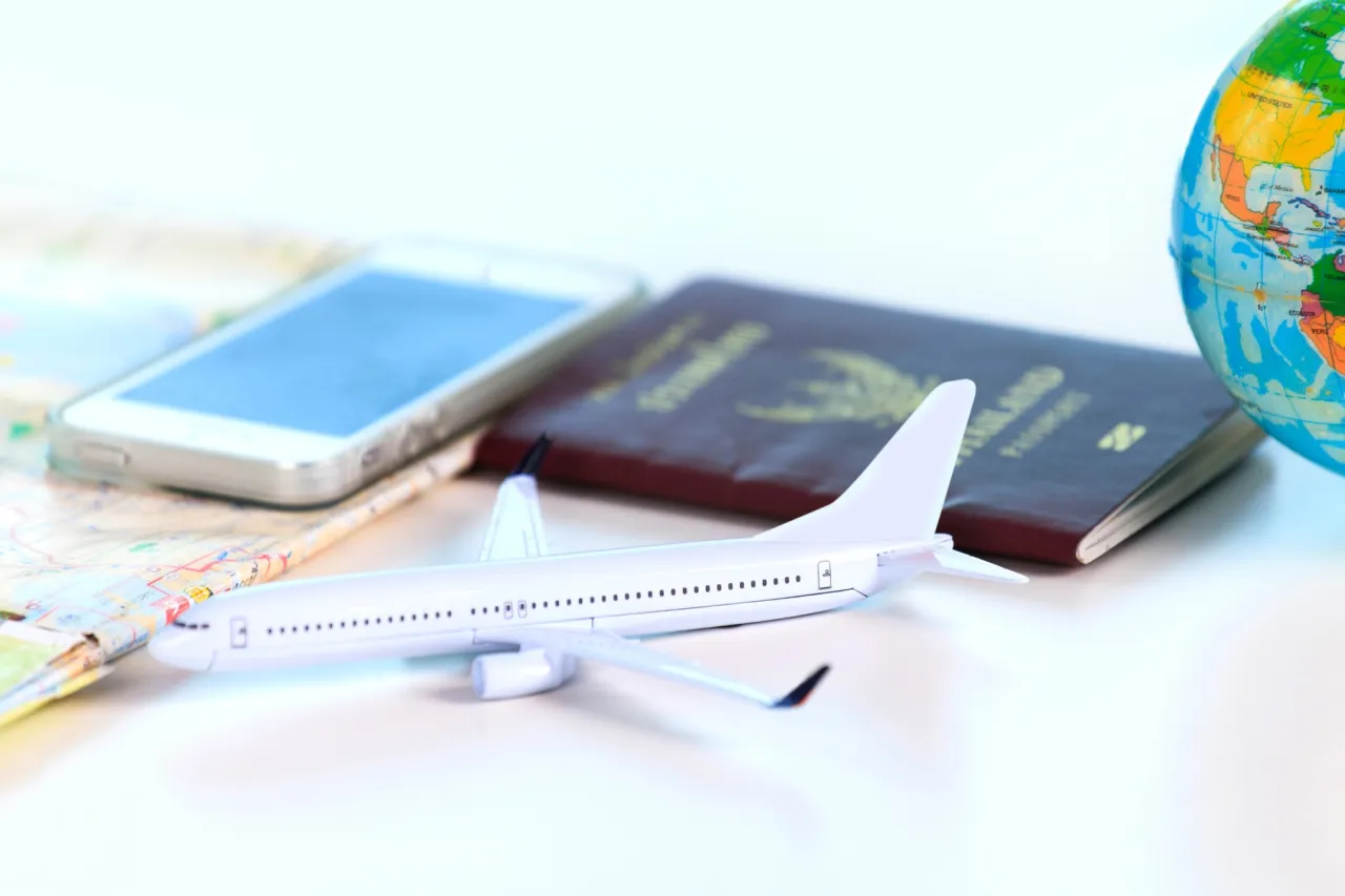 Paszport i bilet lotniczy, globus
