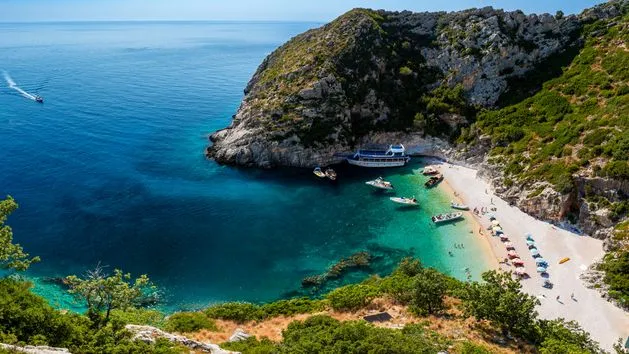 piękne wybrzeże Albanii z turkusową wodą