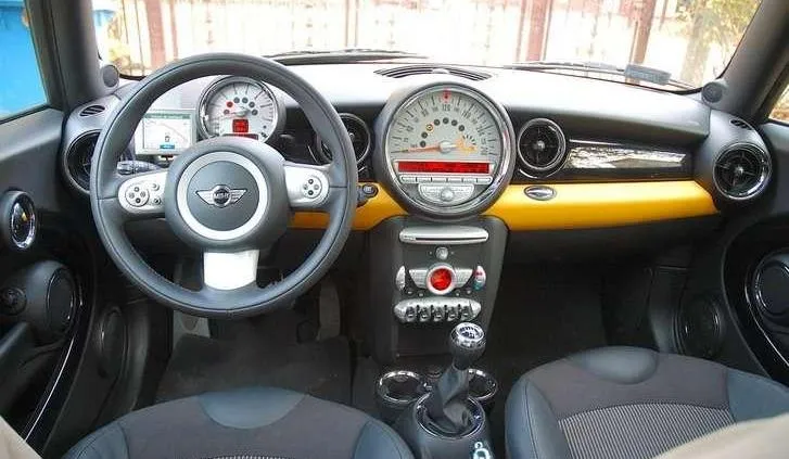 Mini Cooper R56 na stacji paliw