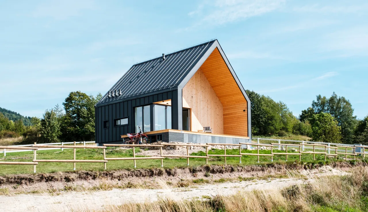 mały dom modułowy lub szkieletowy