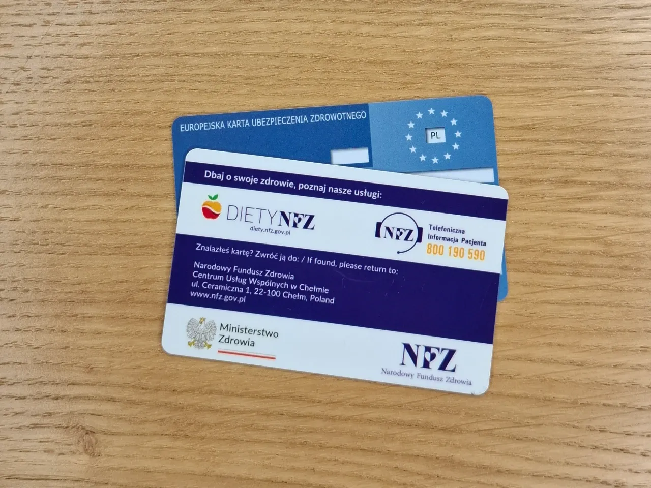 Karta EKUZ jest ważna przez określony czas, zapewniając dostęp do opieki zdrowotnej w UE. Na karcie znajduje się numer telefonu do informacji pacjenta.