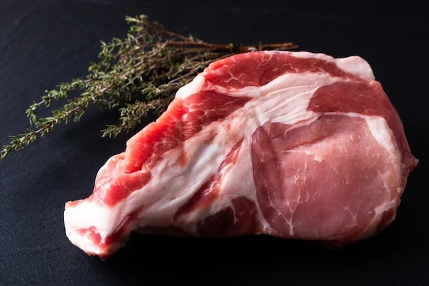 kawałek łopatki wieprzowej surowej