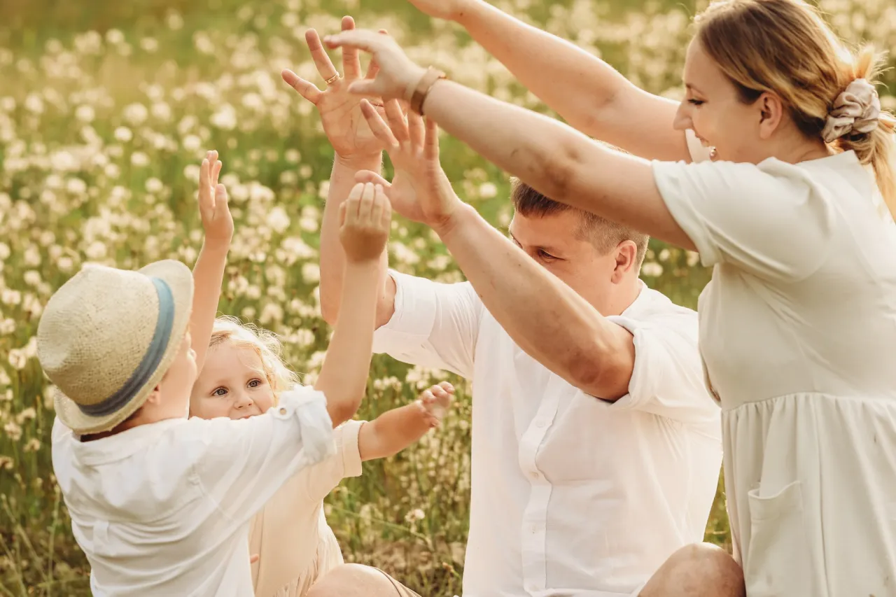 Szczęśliwa rodzina bawi się razem