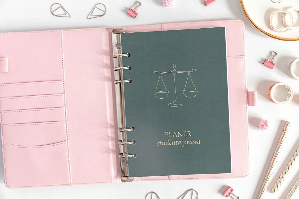 Student prawa planujący karierę, mapa świata, książki prawnicze