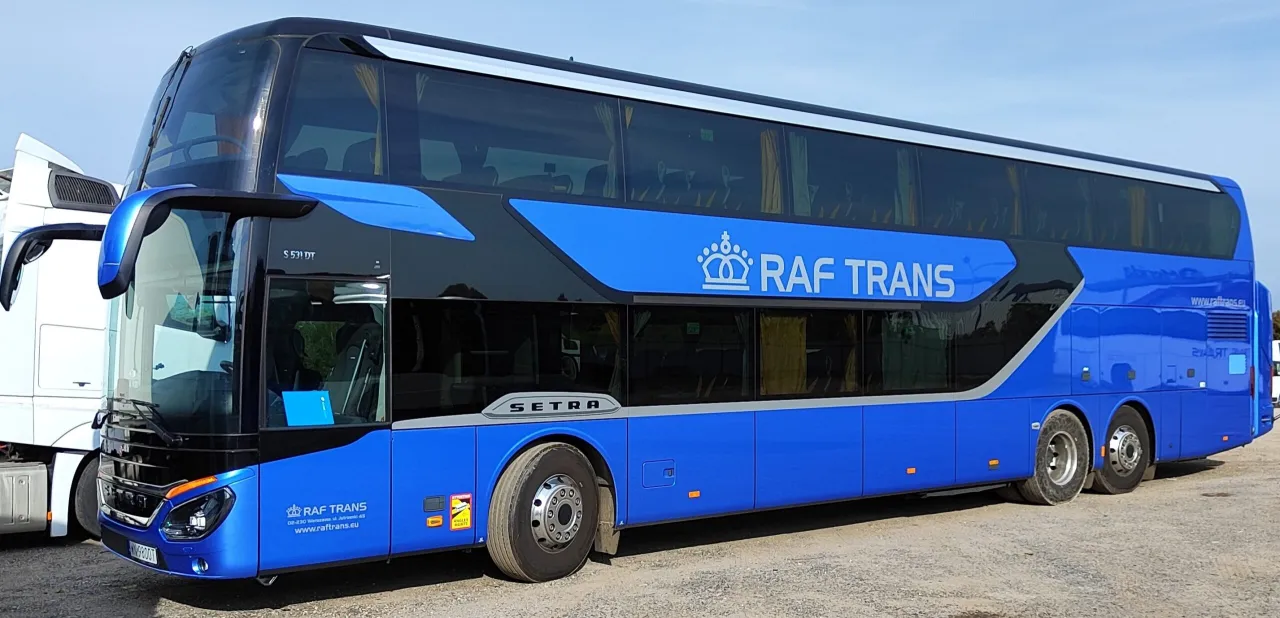 tabela por&oacute;wnująca ceny wynajmu autokar&oacute;w