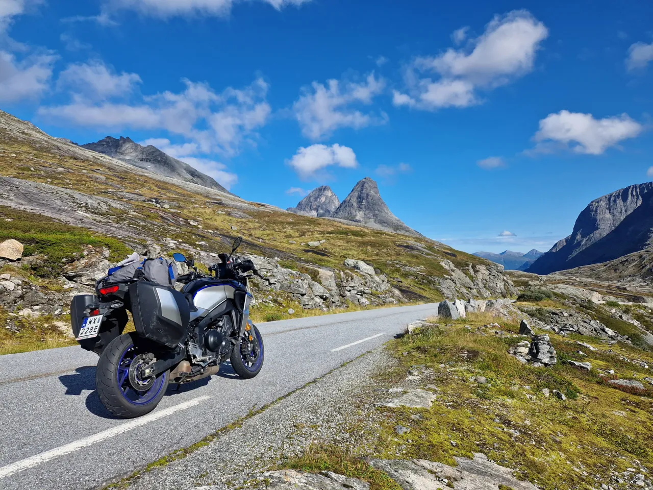 Motocykl na tle surowego krajobrazu Szkocji lub fiord&oacute;w Norwegii