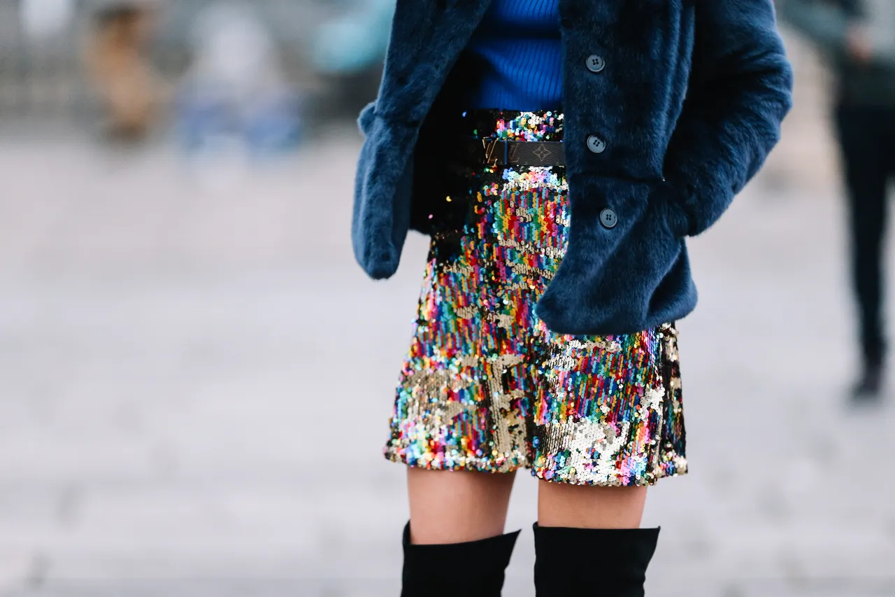 Eleganckie dodatki do cekinowej sp&oacute;dnicy na firmową imprezę