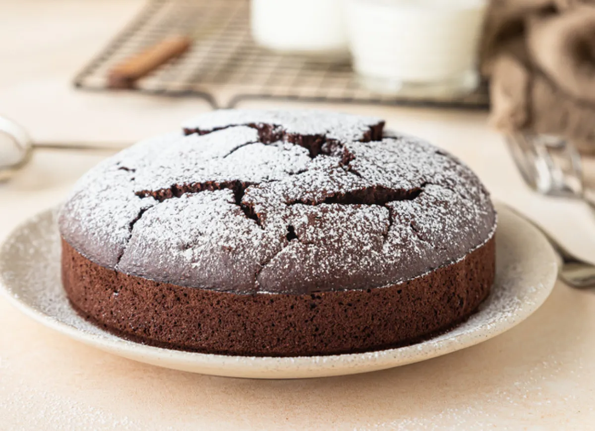 Gotowy biszkopt kakaowy na paterze