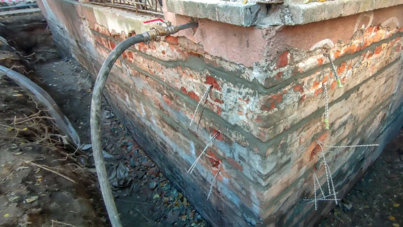 Pęknięcia ścian budynku wymagające naprawy