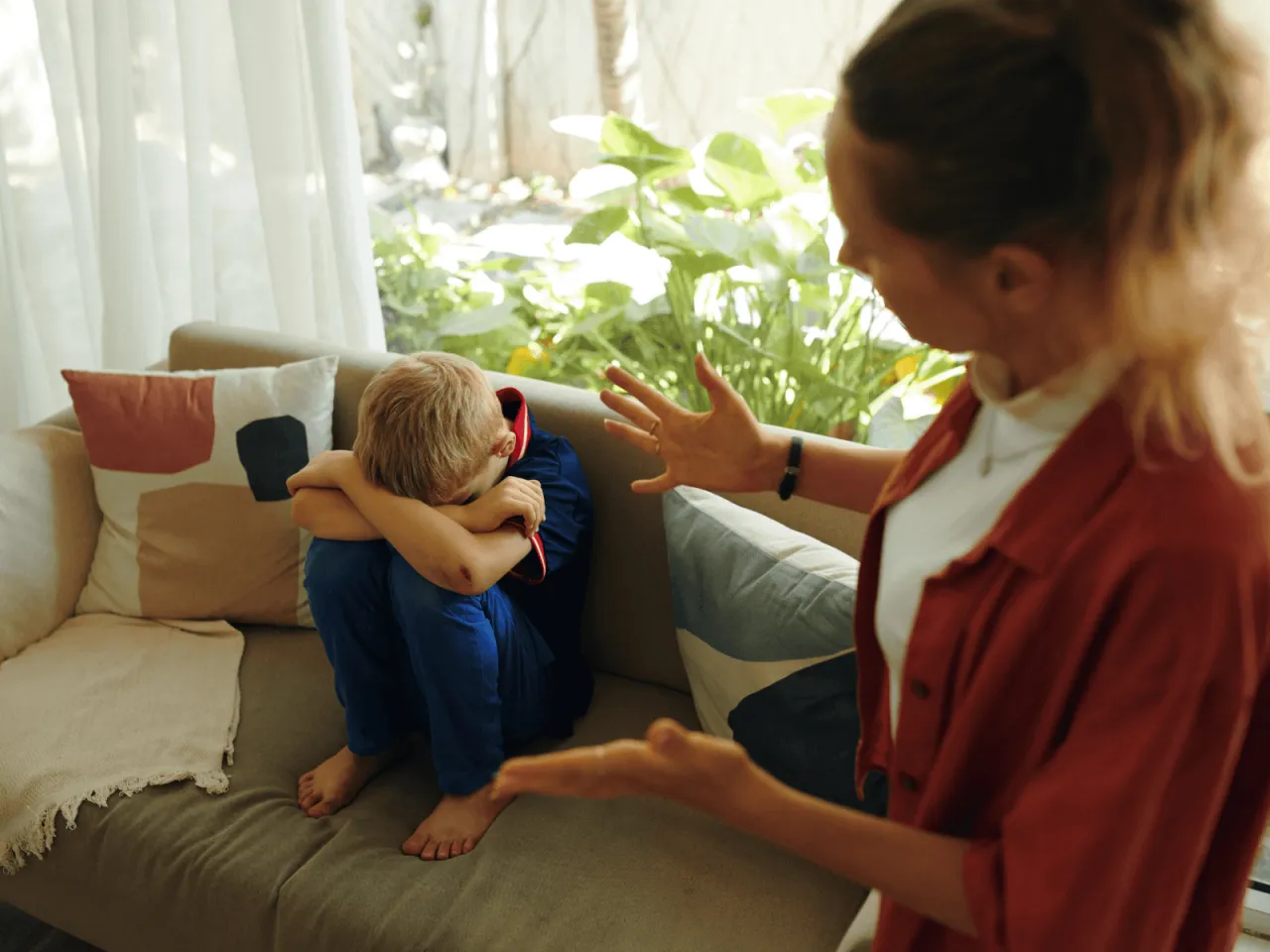 dzieci w r&oacute;żnym wieku reagujące na trudne wiadomości