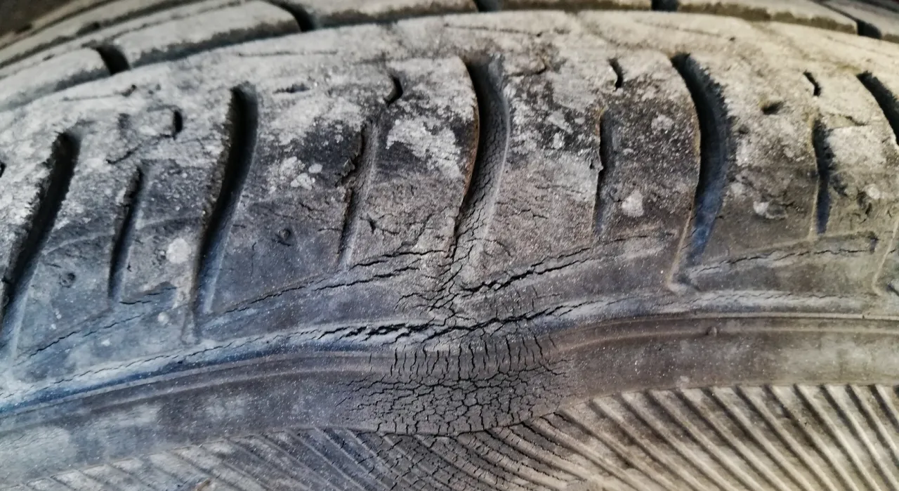 uszkodzona opona wybrzuszenie pęknięcie