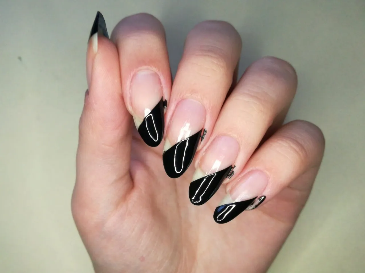 inspiracje paski na paznokciach minimalistyczne geometryczne negative space