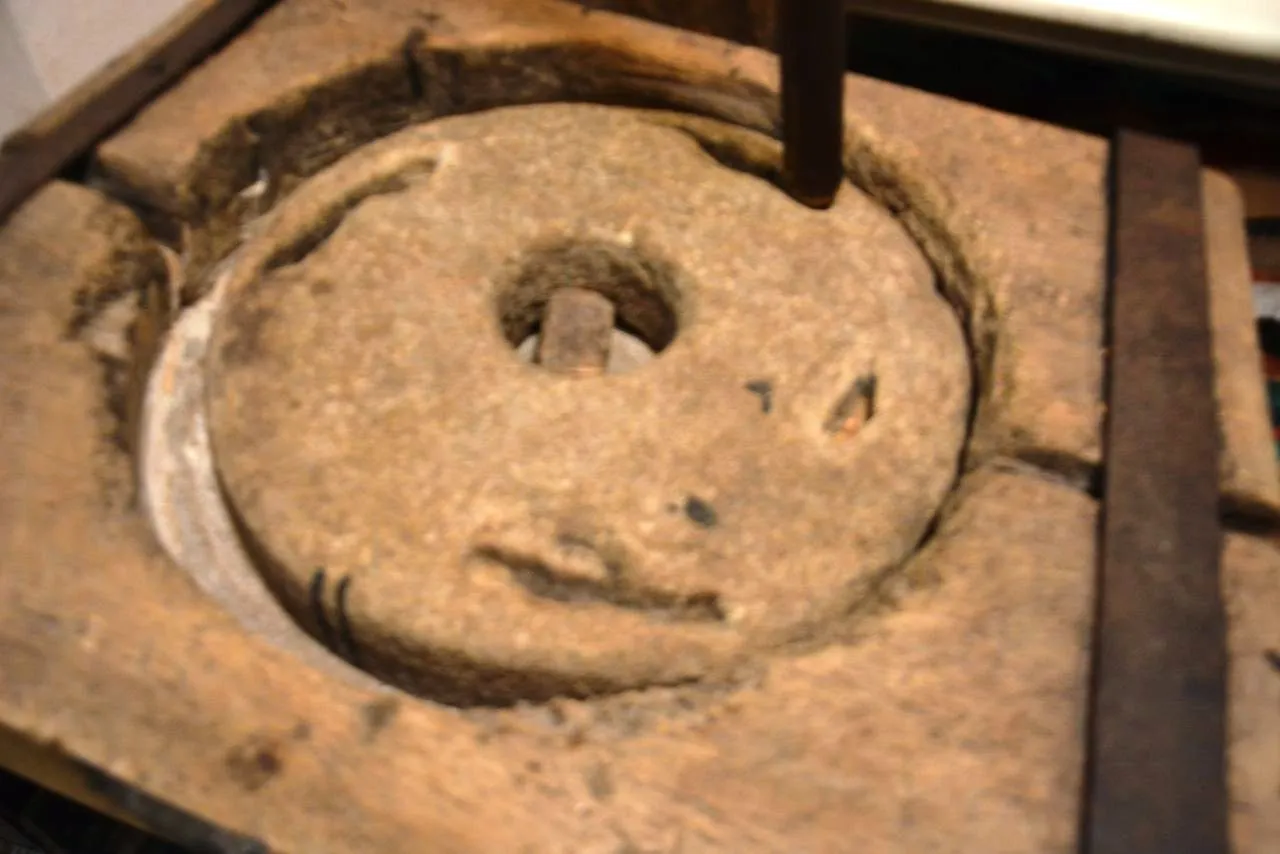 Tradycyjne kamienne żarna do mielenia matchy