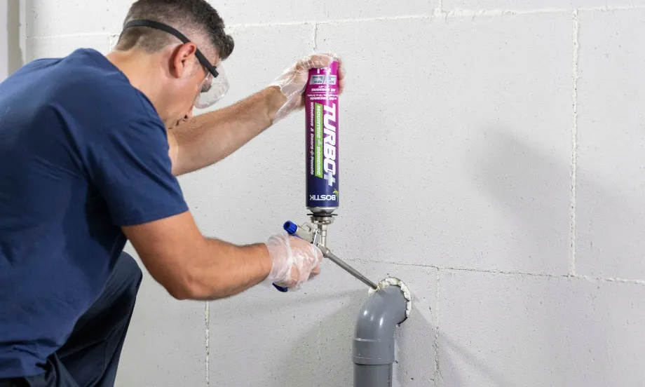 uszczelnianie szczelin wok&oacute;ł rur w kuchni