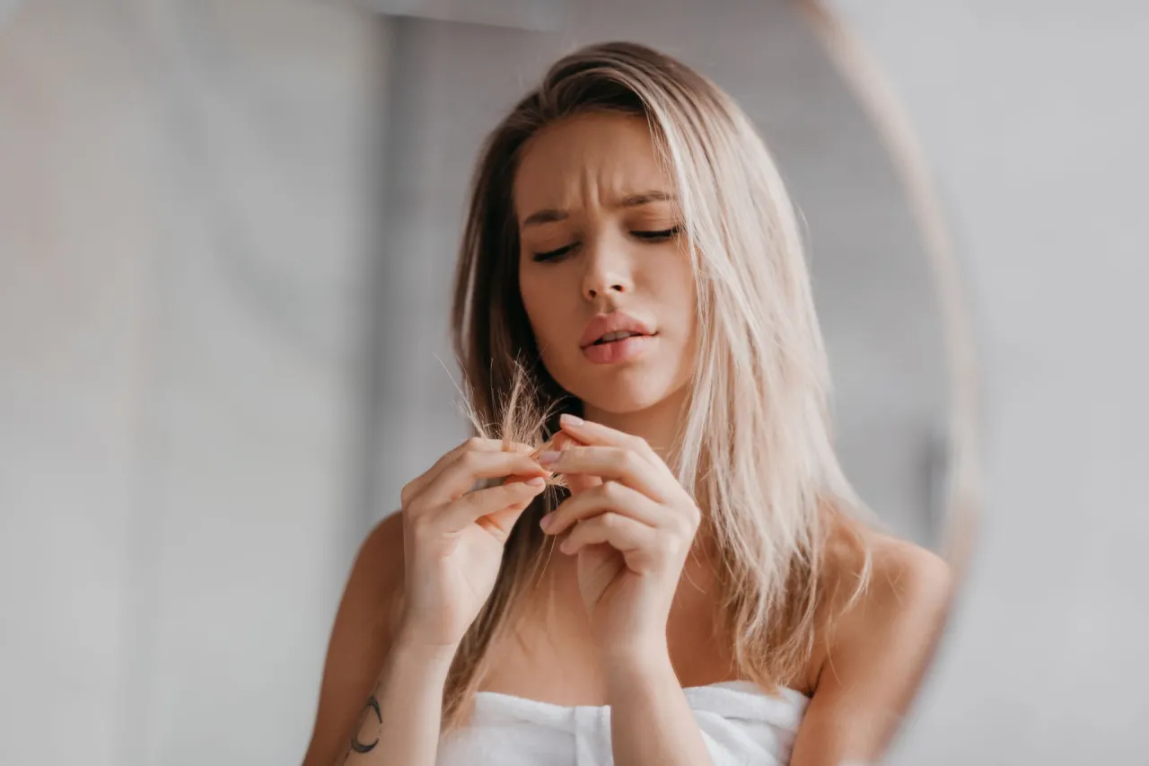 kobieta susząca włosy zniszczone i zdrowe