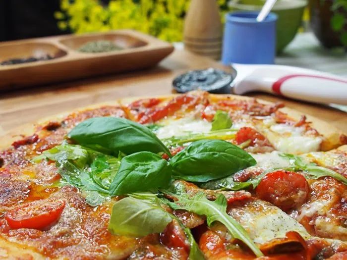 Zdjęcie Przepis na pizzę jak z Pizza Hut - puszyste ciasto w Twoim domu