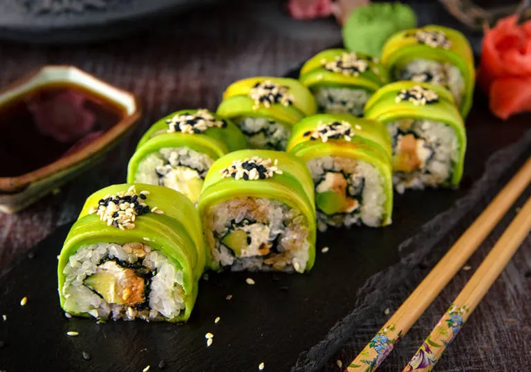 Zdjęcie Z czym zrobić sushi wegetariańskie? Odkryj pyszne składniki i przepisy