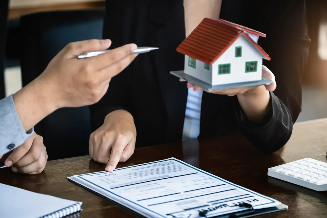 umowa pośrednictwa otwarta wyłączność por&oacute;wnanie