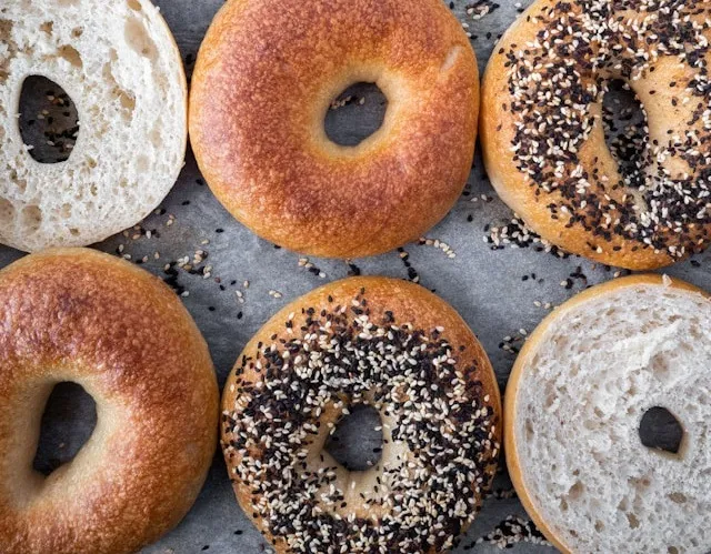 bajgle bezglutenowe z różnymi posypkami i dodatkami