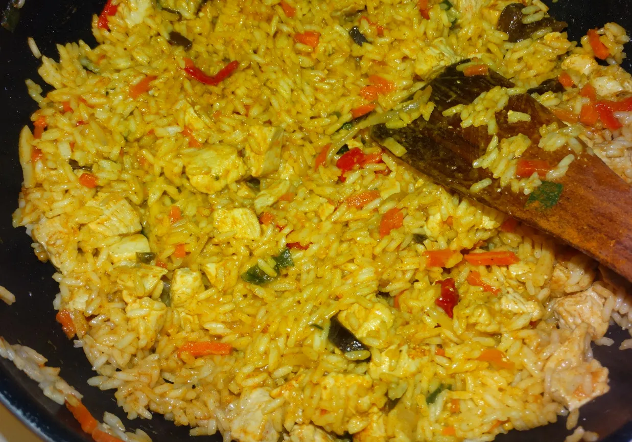 Ryż z curry z kurczakiem i warzywami