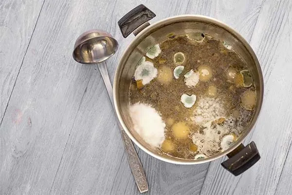 zepsuta zupa, pleśń na zupie, oznaki zepsucia jedzenia