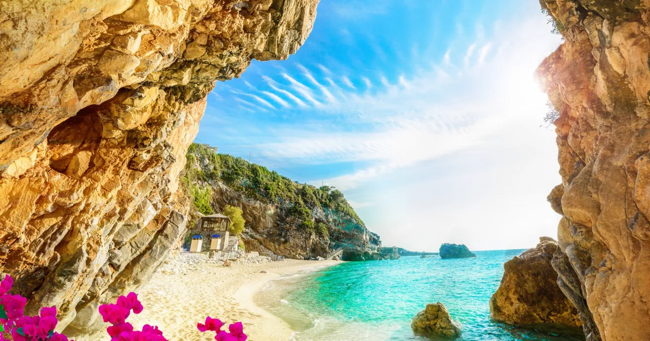 Malownicza plaża z turkusową wodą i klifami, idealne miejsce na Korfu, co zwiedzić.