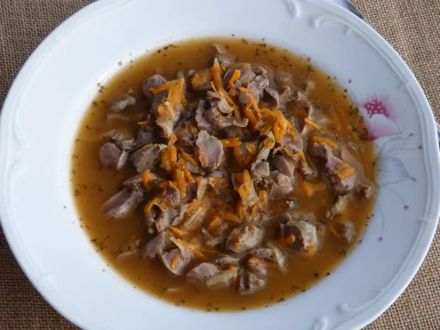 Składniki do flaków drobiowych: żołądki, warzywa, przyprawy