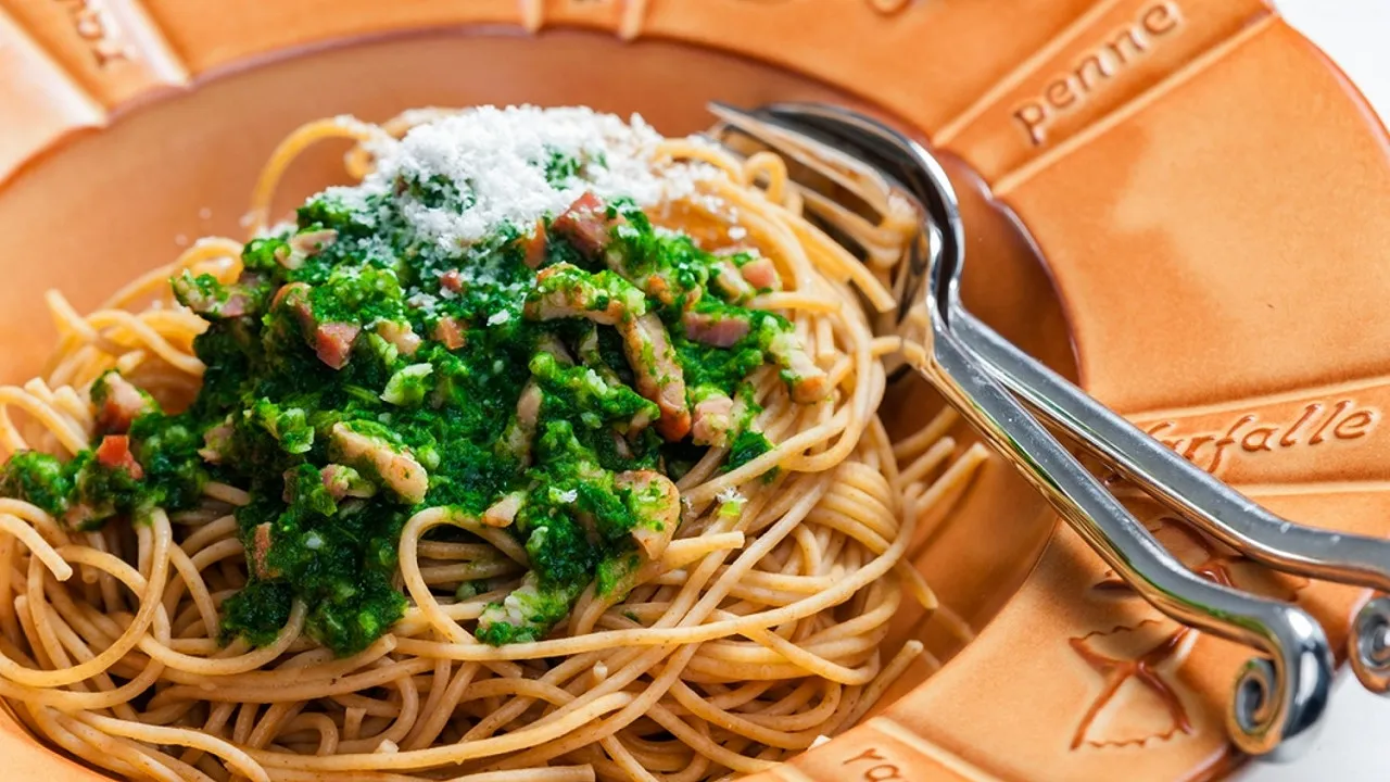 Plat de p&acirc;tes aux &eacute;pinards frais et parmesan
