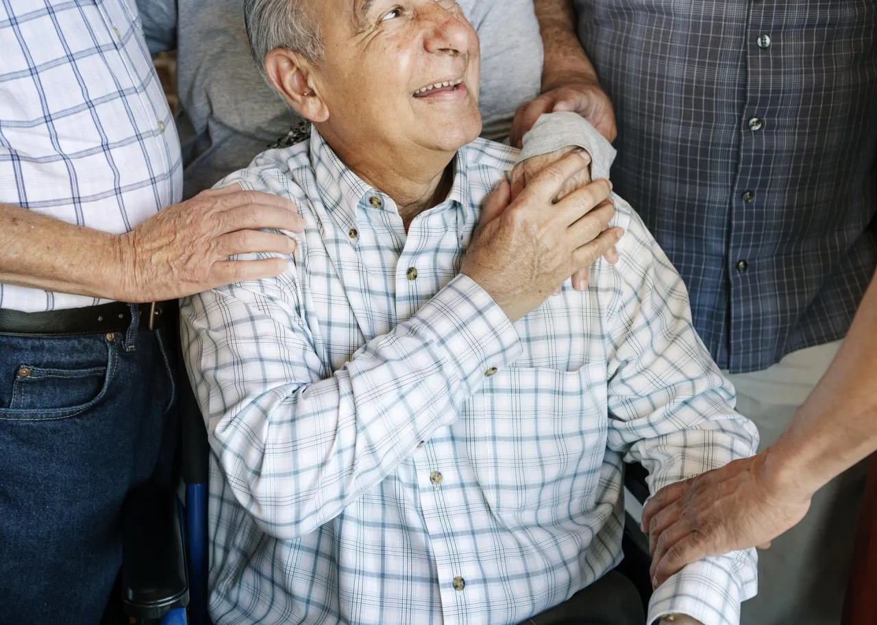 Rodzina rozmawiająca z seniorem o domu opieki