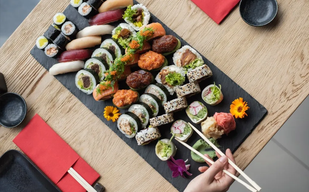 r&oacute;żne rodzaje maki sushi na talerzu
