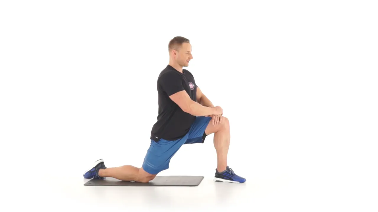 osoba ćwicząca rozciąganie bioder w biurze