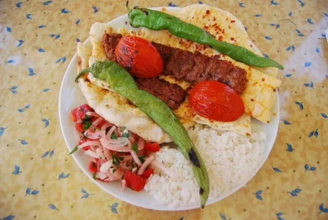 Rodzaje kebab&oacute;w w Turcji, D&ouml;ner, D&uuml;r&uuml;m, Adana, Iskender